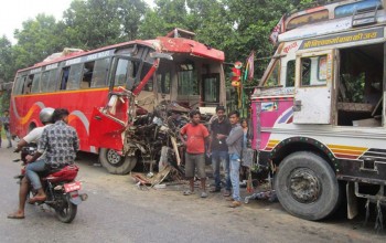 नवलपुरमा बस र ट्रक एकआपसमा ठोक्किँदा तीन जनाको मृत्यु, २४ घाइते